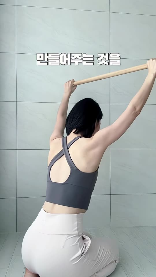 어깨 쇼츠 장면