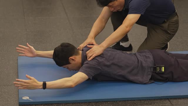 상체 슈퍼맨 장면